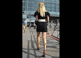 Парень на питерских улицах заглядывает девушкам под юбки