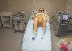 Подглядывание за девушкой в салоне красоты