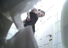 Бабы срут в общественном туалете