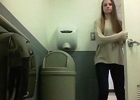 Девушка в туалете показала свою писю