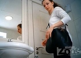 Подсматривают в туалете за женщинами разных возрастов