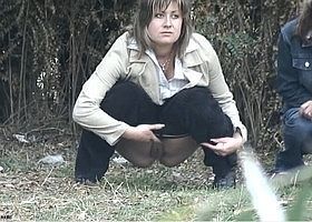 Бесстыжие бабы писают на улице