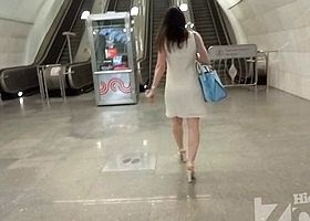 Брюнетка в белом платье засветила трусики