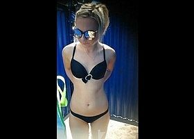 Девушка показала сиськи и писю в пляжной раздевалке