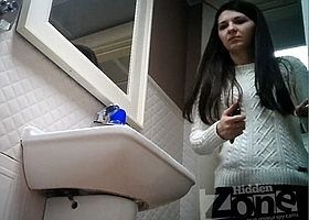 Девушка пописала в туалете не заметив скрытую камеру