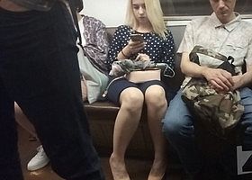 Проследил за девушкой и заглянул под юбку