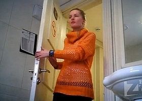 Девушка зашла в туалет и спалилась писающей