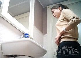 Подсмотрели в туалете за симпатичной девушкой