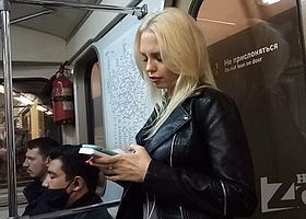 Красивая девушка засветила свои трусики