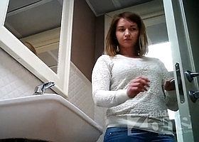 Девушка с красивой попой зашла в туалет и попала на скрытую камеру