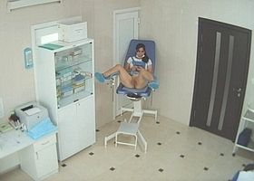 В кабинете гинеколога засняли молодую девушку