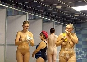 Женщины моются в душе не замечая скрытую камеру