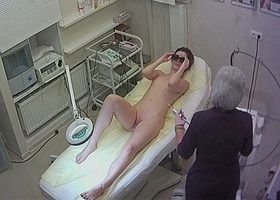 Девушка разделась до гола посещая косметолога