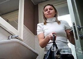 Девки писают в туалете не замечая камеру