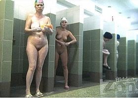 Взрослые бабы принимают душ перед скрытой камерой