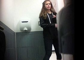 Молодуха зашла в общественный туалет и нагнулась возле унитаза раком