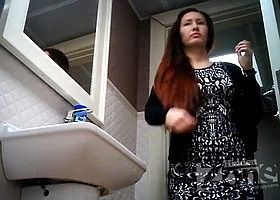 Рыжеватая девушка зашла в туалет и справила нужду перед камерой