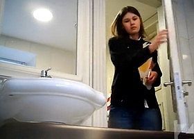 Подсматривают в туалете за русской девушкой