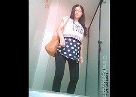 Азиатка писая в туалете засветила волосатую пилотку