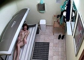 Мастурбирующую девушку в солярии засняли на камеру