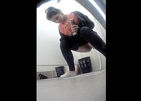 Девушка зашла пописать в туалет колледжа