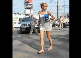 Заглядывает девушкам под юбки и снимает их задницы