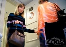 Подруги зашли в туалет и по очереди писают