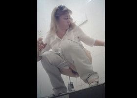 Наблюдают как девки писают в туалете