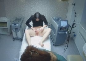 Девушке удаляют на письке волосики