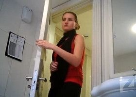 Девушки писают в общественных туалетах