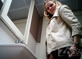 Хорошо спрятанная камера снимает девушек в туалете