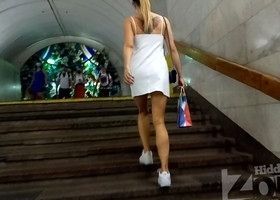 Девушка в коротком платье светит трусики