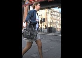 У девушек под юбкой красивые попки и трусики