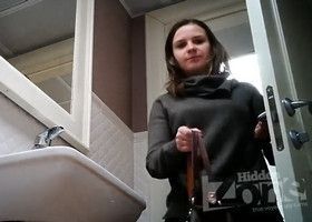 Несколько девушек справляя нужду в туалете попались на скрытую камеру