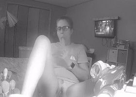 Очкастая девка удовлетворяет себя мастурбацией