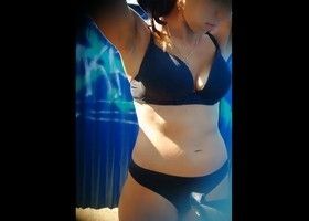 Девушка оголила тело в пляжной кабинке