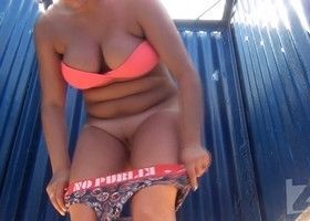 Пока надевала в кабинке купальник засветила сиськи и писю