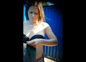 Подсматриваем за девушкой в пляжной кабинке