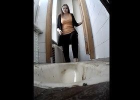 Засняли в туалете писающую студентку