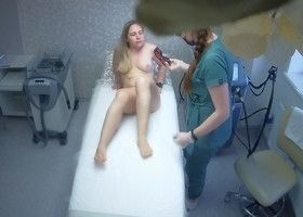 Девушка разделась во время эпиляции у косметолога