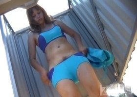 Красотка попалась на камеру в пляжной раздевалке