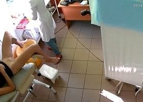 Брюнетку в кабинете гинеколога снимают на камеру