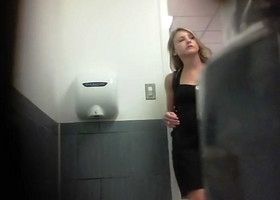 Блондинка какает в туалете не зная что ее снимают