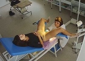 Девушка показывает показывает у гинеколога свою киску