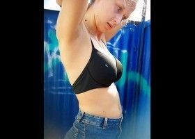 Русская девушка спалила свои прелести в пляжной кабинке