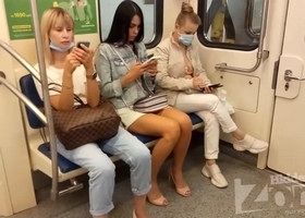 Девушка едет в метро и светит свои трусики
