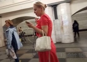 В метро засняли на камеру девушку без трусов