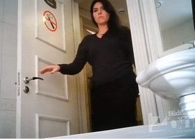 Подглядывание в туалете за писающей девушкой в чулках