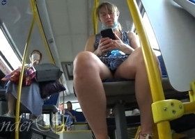 Пацан заглядывает девушке под платье