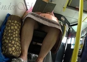 Едет в транспорте и заглядывает женщине под юбку